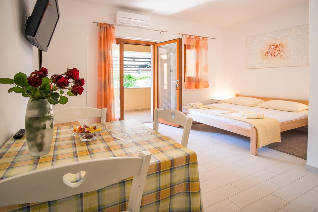 Apartments Iva Krk Town Esterno foto